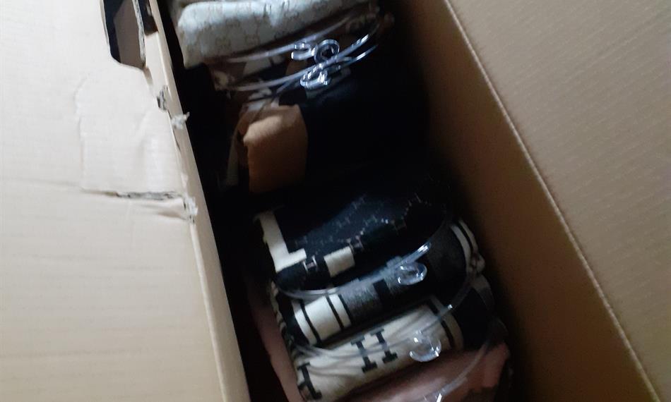 jedna z mnoha kartonových krabic zadržených textilií